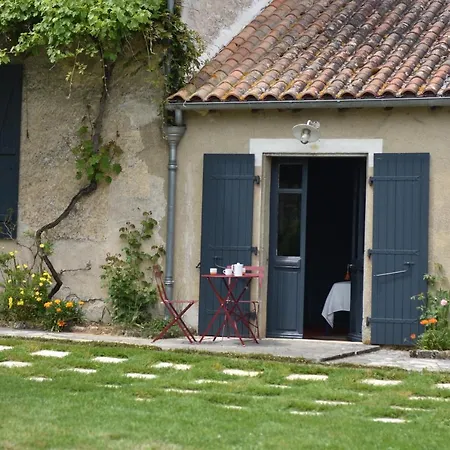 Un Jardin Et Trois Maisons *