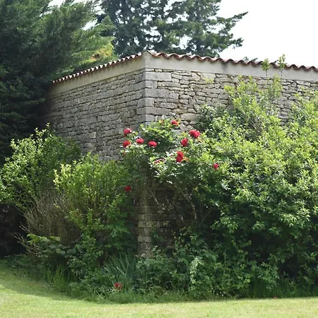 Un Jardin Et Trois Maisons *