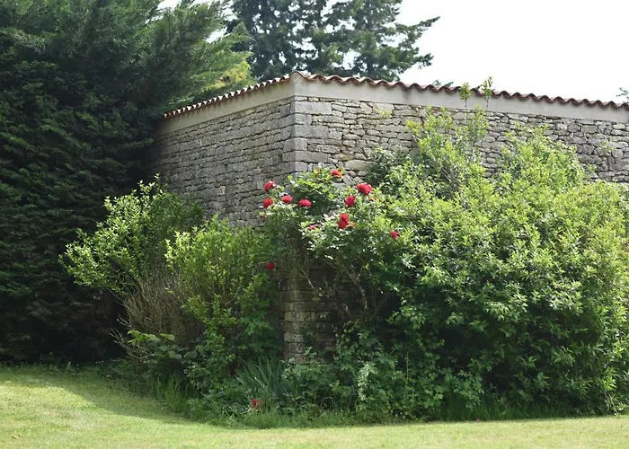 Un Jardin Et Trois Maisons 3*